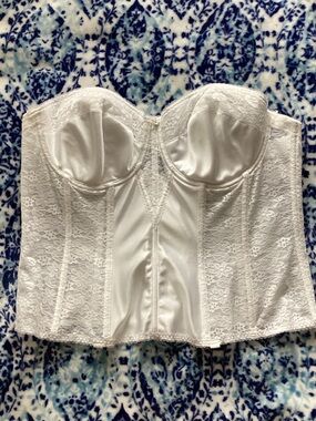 Dominique White Lace Strapless Bustier, No straps are included. Size 44C